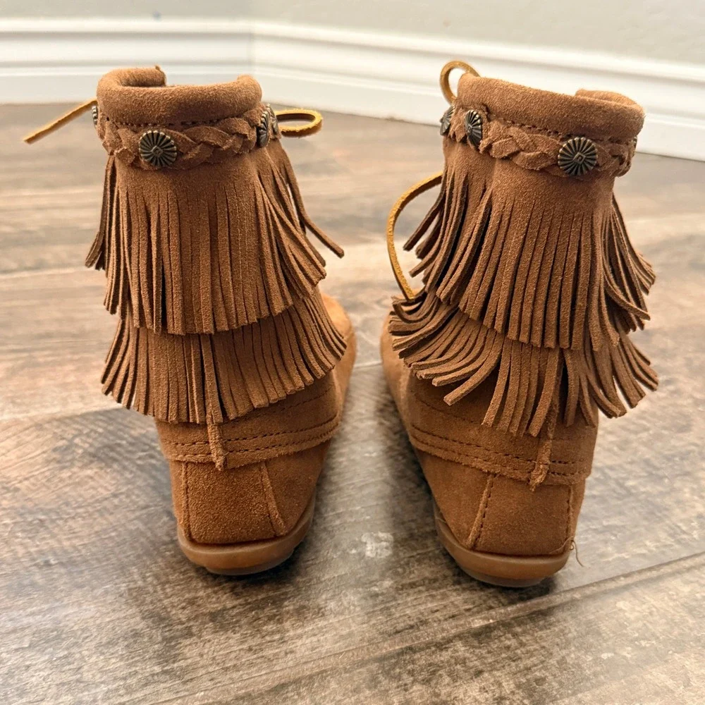 Minnetonka Women's Double Fringe Tramper Boot, Brown, 5